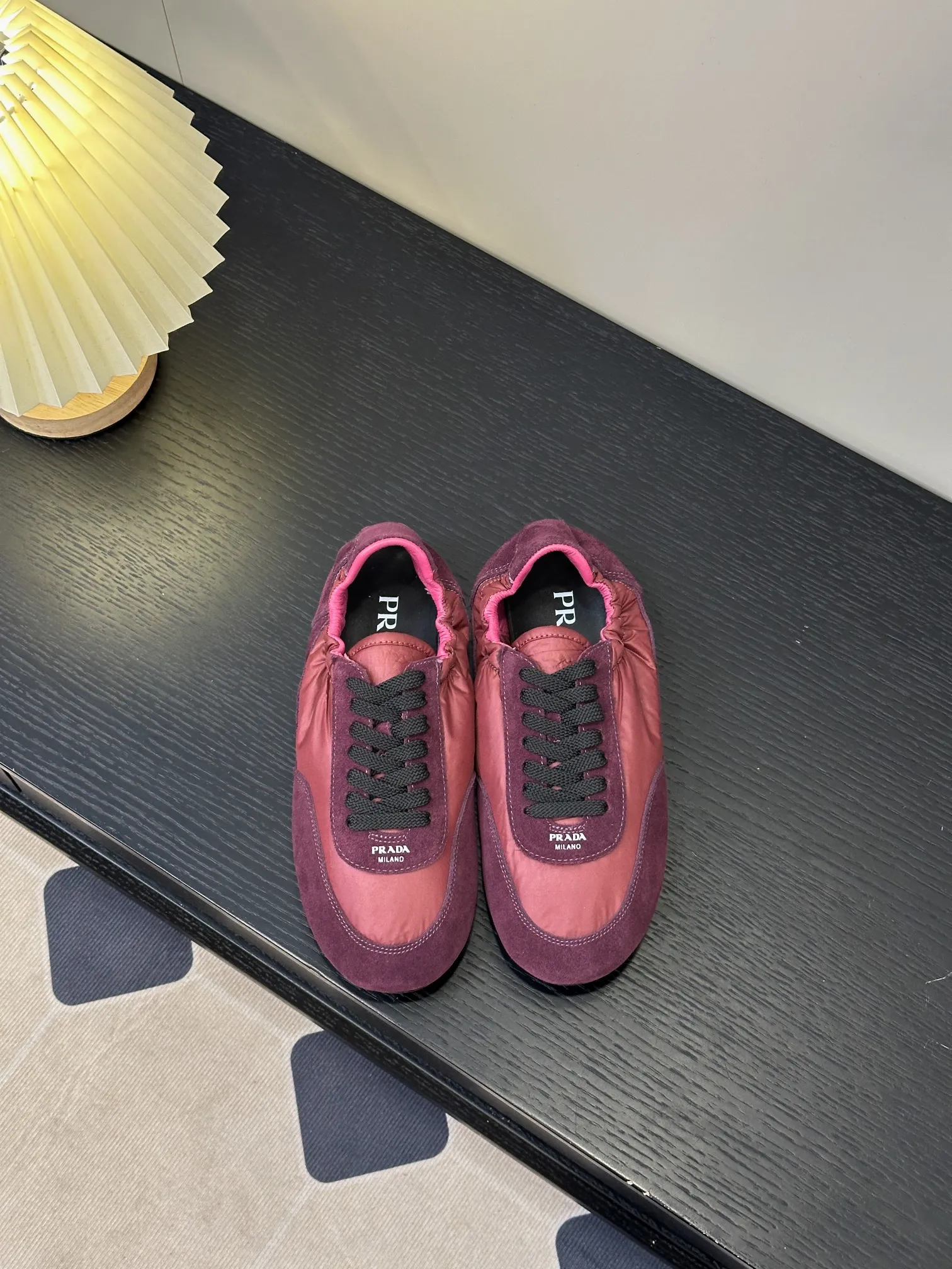 👟👟Ex-factory price 420👟👟 💠𝐏𝐑𝐀𝐃𝐀#Prada catwalk style lightweight thin-soled new moral training shoes casual shoes💠 outsole molded TPU❣️not made of rubber! The suede upper is textured, and the inner sheepskin is wrapped, which is soft and waxy. The insole is thickened with lambskin, which is extremely comfortable to step on, has a sense of support, and feels well wrapped. The shoe shape is full of wrapping, light, easy to wear, and practical. It is a casual shoe that makes you taller and longer legs! White is clean and refreshing, needed all year round, and can be easily worn with skirts and trousers. Upper: imported suede/original molded fabric. Lining: sheepskin. Outsole: TPU outsole! Different from cheap rubber soles on the market! Code number: 35-40 (40 customized)